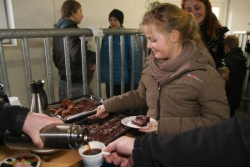 Ungdomsudvalg på Ålestrup - Efter aktiviteterne i stalden var det tid til en sodavand, kaffe eller te dertil var der et rigt udvalg af godt hjemmebag. Og der manglede intet, så folk kunne forsyne sig godt.