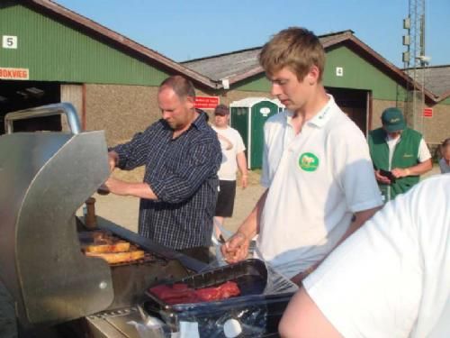 Varde Dyrskue - En frivillig hjælper både på udstilling og i køkkenet. Allan ved grillen sammen med Joachim.